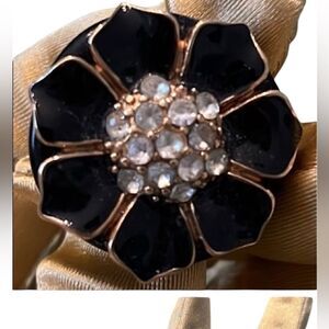 Simply stunning navy blue with gold colored trim and crystals flower ring EUC